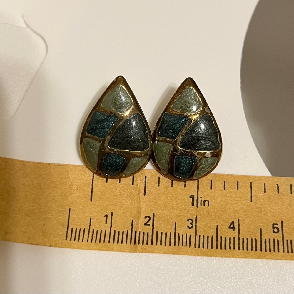Enamel earrings with earthy Green tone - trendy color this autumn #goth #grunge